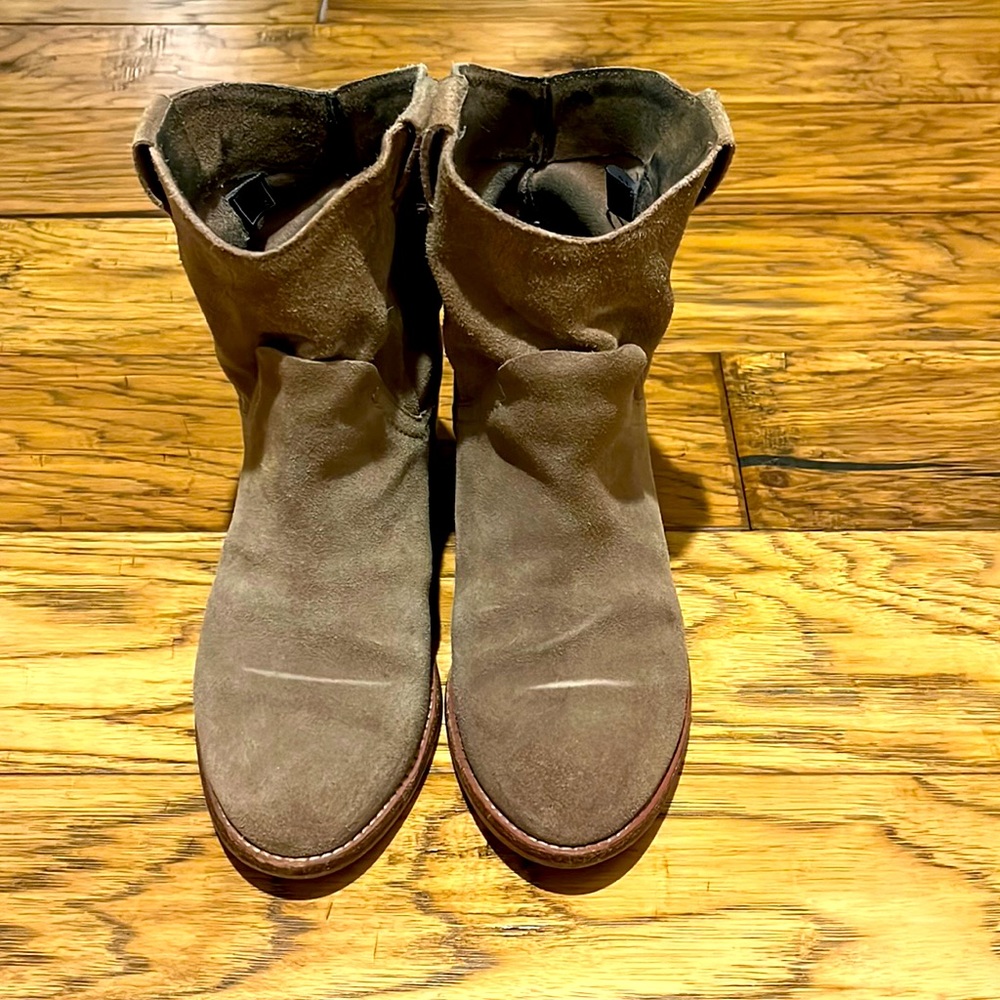 Dolce Vita tan suede booties